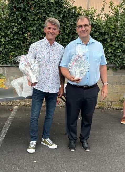 Photos des 2 maires échangeant les cadeaux municipaux